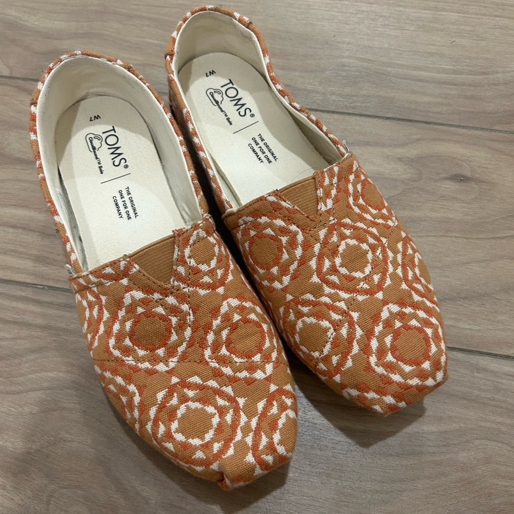 TOMS Women's Geometric Orange Flats Slip Ons